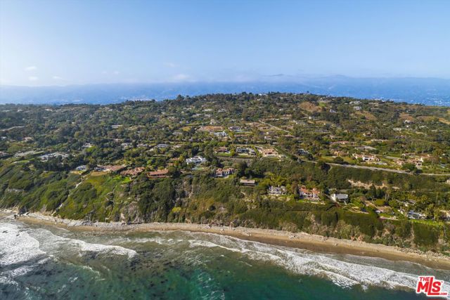 4099 Creciente Drive, Santa Barbara CA: https://media.crmls.org/mediaz/9db8b9eb-e885-4f82-9445-0a4b13e5b8b2.jpg
