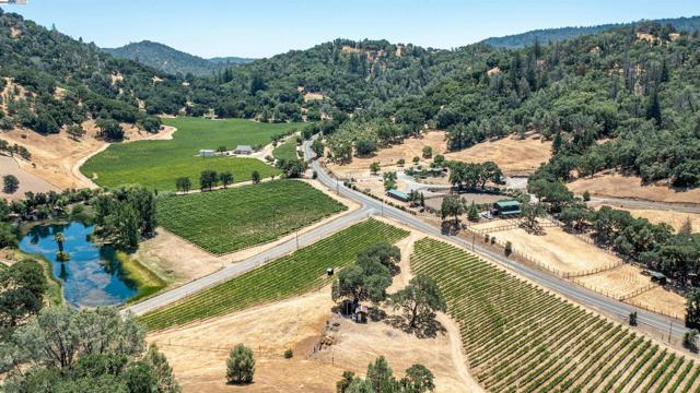 5281 Chiles Pope Valley Rd,  CA: https://media.crmls.org/mediaz/9db973b4-c5ff-4214-85a1-de76d2666149.jpg
