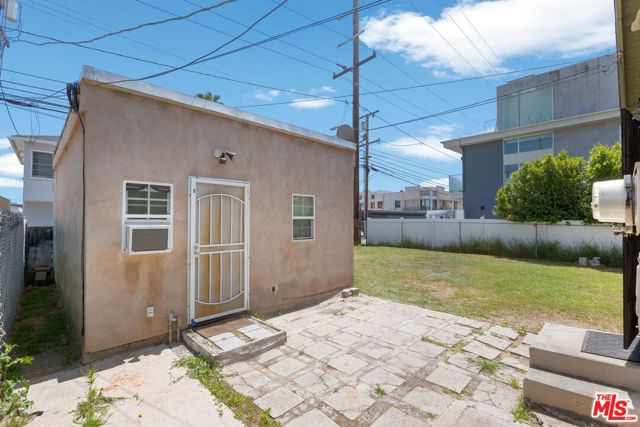 1925 19th Street, Santa Monica CA: https://media.crmls.org/mediaz/9db9d5c1-e7d9-4d39-b344-94ae683b4ae5.jpg