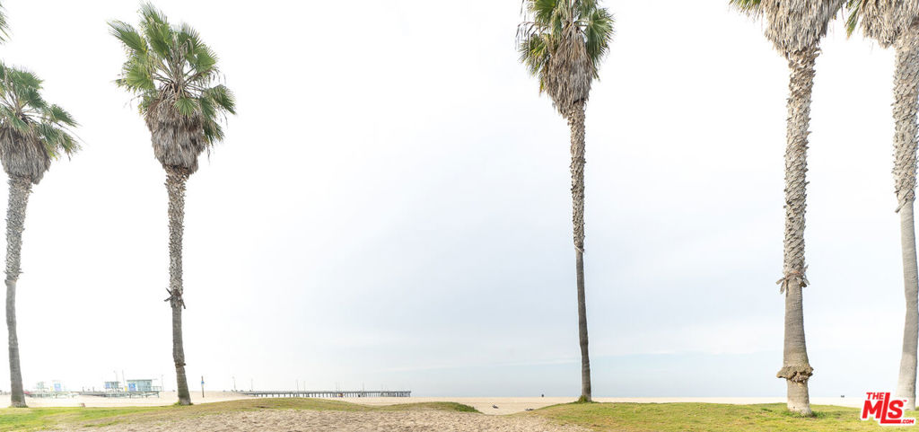 https://media.crmls.org/mediaz/9dbab212-bdfc-4166-9fcf-7f26168b76b5.jpg?preset=X-Large