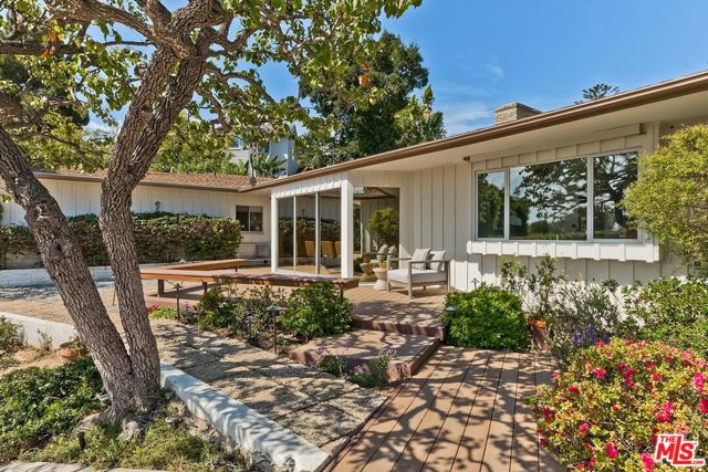 251 Ashdale Avenue, Los Angeles CA: https://media.crmls.org/mediaz/9dbad844-0039-48c9-99f1-19c1d9949e96.jpg