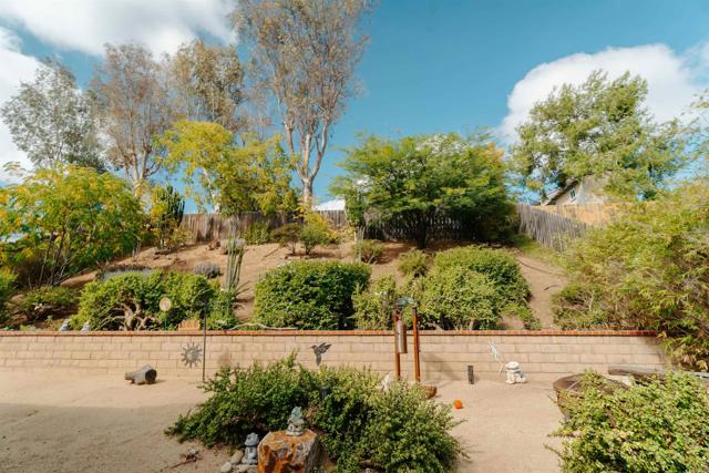 Detail Gallery Image 20 of 27 For 1715 Las Palmas Ln, Escondido,  CA 92026 - 3 Beds | 2/1 Baths