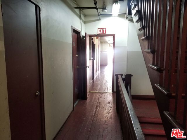2323 W 11th Street, Los Angeles CA: https://media.crmls.org/mediaz/9dbca73d-7063-4848-8e7f-de1ee6f63b03.jpg