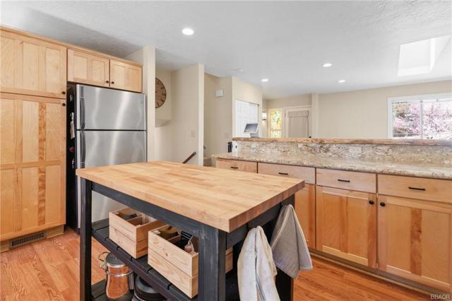 42729 Haupstrasse Drive, Big Bear CA: https://media.crmls.org/mediaz/9dbce52e-43e8-43b3-918d-fed513e229f2.jpg