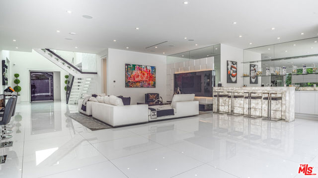 511 N Rexford Drive, Beverly Hills CA: https://media.crmls.org/mediaz/9dbd5dcd-8543-41a8-a8ce-f129efd81455.jpg