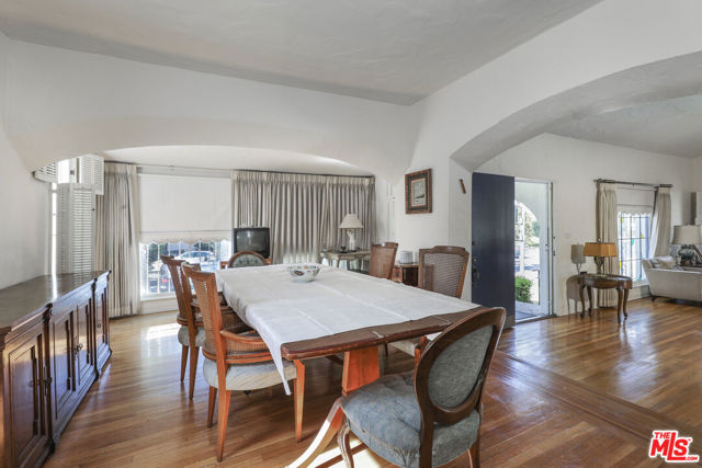 6281 Drexel Avenue, Los Angeles CA: https://media.crmls.org/mediaz/9dbf2bc9-0391-4df9-936d-8388131b698b.jpg