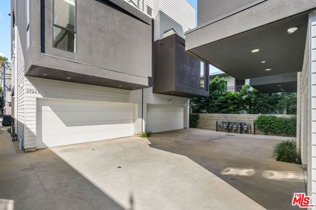 3724 1/2 Vinton Avenue, Los Angeles CA: https://media.crmls.org/mediaz/9dbfd3f9-54dc-4f09-b6f3-0eb13b65aa6a.jpg
