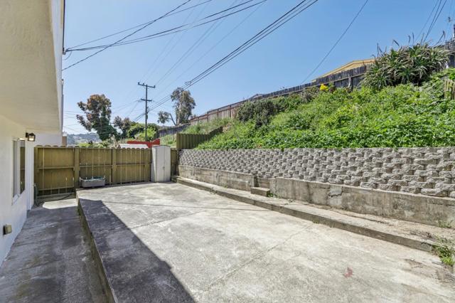 318 Saint Francis Boulevard, Daly City CA: https://media.crmls.org/mediaz/9dc18526-628b-41d7-9611-a6320e0853c2.jpg
