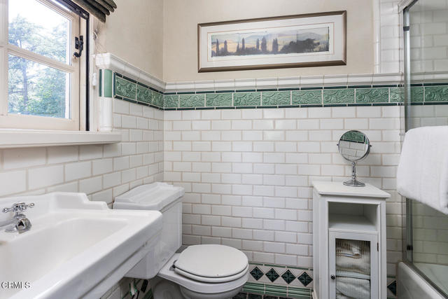1711 Fairmount Avenue, La Canada Flintridge CA: https://media.crmls.org/mediaz/9dc19fb7-b573-4b20-b809-3fc465d128cf.jpg