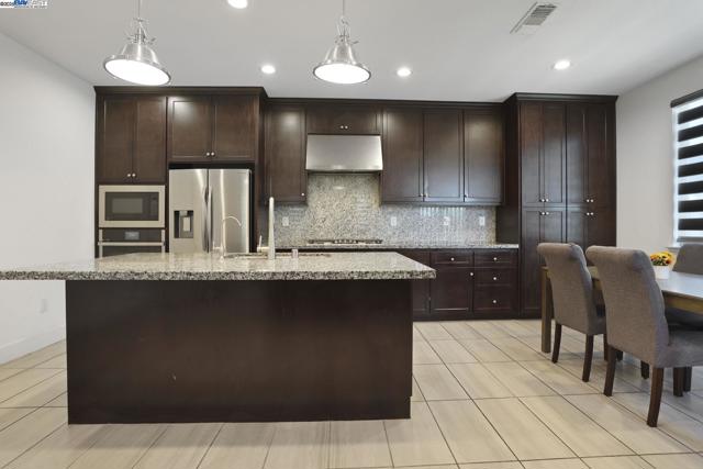 1205 S Ross Ct, Mountain House CA: https://media.crmls.org/mediaz/9dc1bcea-fb1f-42da-9c66-df6a0ae41c6a.jpg