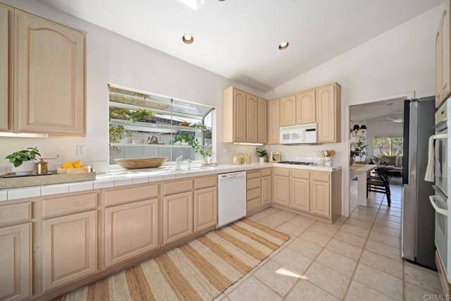 326 Justina Drive, Oceanside CA: https://media.crmls.org/mediaz/9dc310b9-67aa-4073-841e-ffdad2d9d98e.jpg