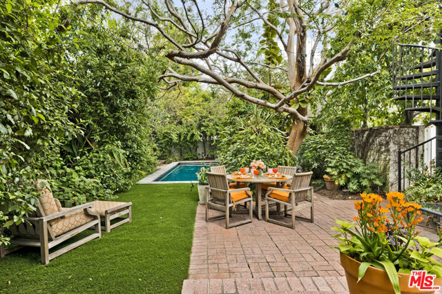 232 N Arden Boulevard, Los Angeles CA: https://media.crmls.org/mediaz/9dc3bacf-35a0-4019-8f5b-65351c5640cd.jpg