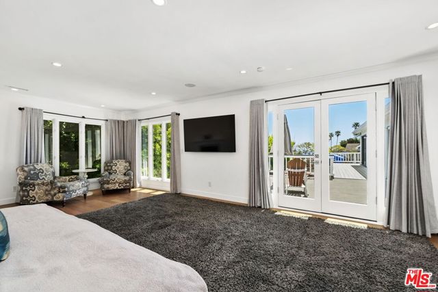 400 Chautauqua Boulevard, Pacific Palisades CA: https://media.crmls.org/mediaz/9dc54374-b2a1-4915-b6f7-66fbdc0bee8a.jpg