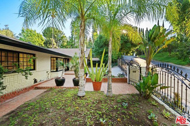 17449 Sumiya Drive, Encino CA: https://media.crmls.org/mediaz/9dc55c29-c8b1-4955-a591-893037c0271c.jpg