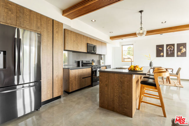547 N Sweetzer Avenue, West Hollywood CA: https://media.crmls.org/mediaz/9dc56ade-9d91-4c18-99ee-6ca40762b65a.jpg