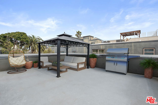20 28TH Avenue, Venice CA: https://media.crmls.org/mediaz/9dc6e999-73b2-42bd-9d17-ab543772eb28.jpg