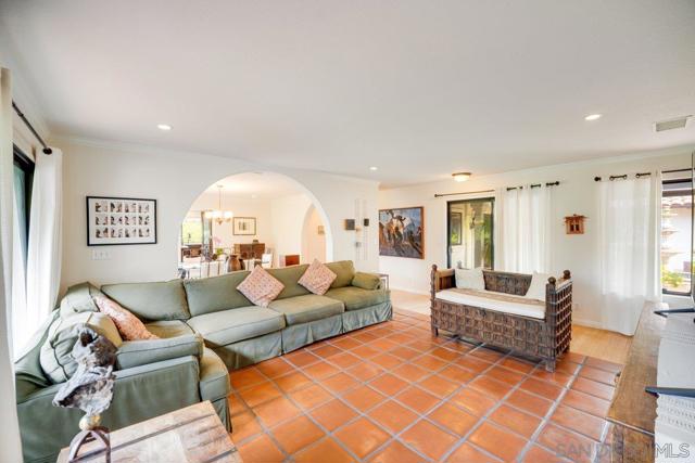 11 Country Glen Rd, Fallbrook CA: https://media.crmls.org/mediaz/9dc79a26-a2ba-4433-ac93-92aae1dff544.jpg