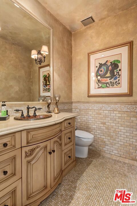 9355 Kirkside Road, Los Angeles CA: https://media.crmls.org/mediaz/9dc7a775-dd82-4399-a119-e6fbbbf3141c.jpg