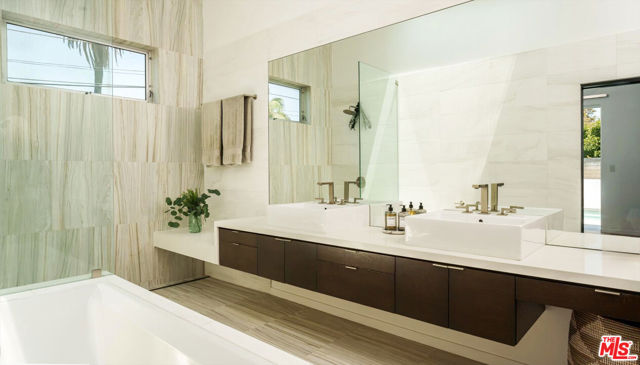 2501 Walnut Avenue, Venice CA: https://media.crmls.org/mediaz/9dc843e5-78f8-4528-9293-0fcf6cb787a4.jpg