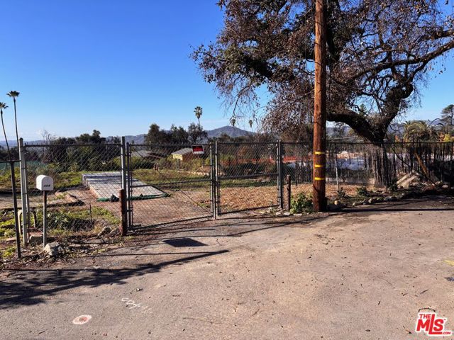 408 Wistaria Place, Altadena CA: https://media.crmls.org/mediaz/9dc8a4a4-de1e-45ef-8d64-229795737c9f.jpg