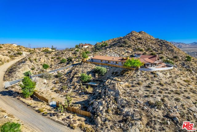 57387 San Juan Road, Yucca Valley CA: https://media.crmls.org/mediaz/9dc9073f-3a76-4d40-a0aa-e34c260a01b9.jpg