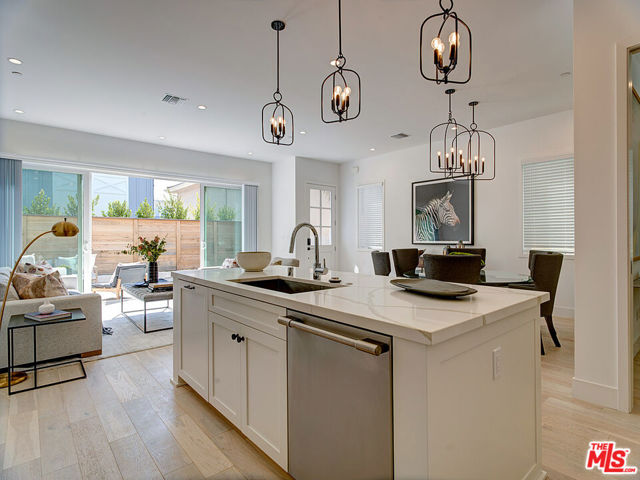11979 Mayfield Avenue, Los Angeles CA: https://media.crmls.org/mediaz/9dca66d8-68db-4a55-a5a1-792808ab035d.jpg