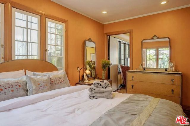 2146 Holly Drive, Los Angeles CA: https://media.crmls.org/mediaz/9dcb801f-6569-477f-8920-abe1cd504005.jpg