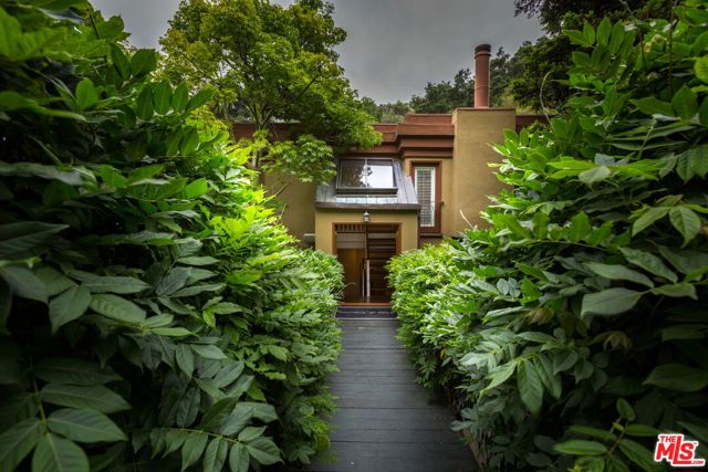 10023 Westwanda Drive, Beverly Hills CA: https://media.crmls.org/mediaz/9dcbb762-9356-4f47-80a7-0ef33c05abb5.jpg