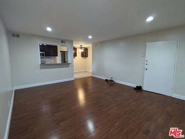 633 N Sweetzer Avenue, West Hollywood CA: https://media.crmls.org/mediaz/9dcc4efd-4625-41ec-b2e5-e9c84c09d46c.jpg