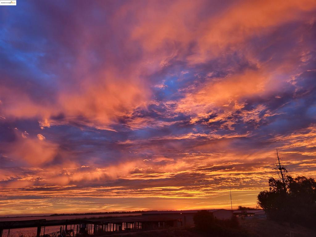 https://media.crmls.org/mediaz/9dcd4ddc-94e0-46ef-b165-7576e0e4dc0a.jpg?preset=X-Large