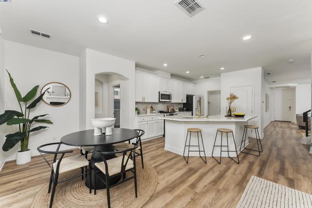 309 Aspen Ct, Roseville CA: https://media.crmls.org/mediaz/9dcdb27e-f1cd-4a81-8df0-27b3f50ee74c.jpg