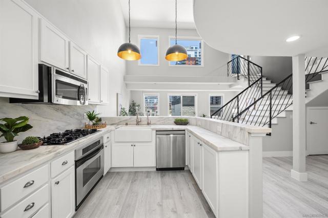 1501 India St, San Diego CA: https://media.crmls.org/mediaz/9dce65aa-d8a9-450e-94d9-3772a9cc47b2.jpg