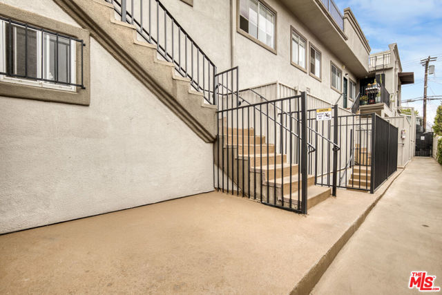 1837 18th Street, Santa Monica CA: https://media.crmls.org/mediaz/9dcf8099-44a6-47d9-a6c2-2770f901f15f.jpg