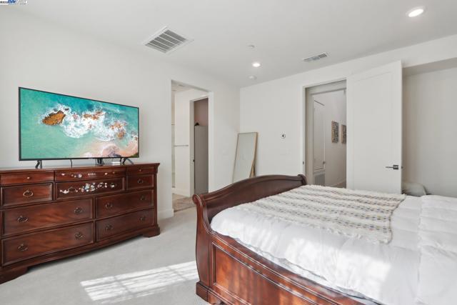 5623 Central Pkwy, Dublin CA: https://media.crmls.org/mediaz/9dd01211-0cd9-4372-9dd2-86c03a6edb8a.jpg