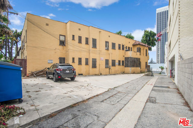 712 S Stanley Avenue, Los Angeles CA: https://media.crmls.org/mediaz/9dd0290c-3058-4359-9ba7-27e39a5ac890.jpg