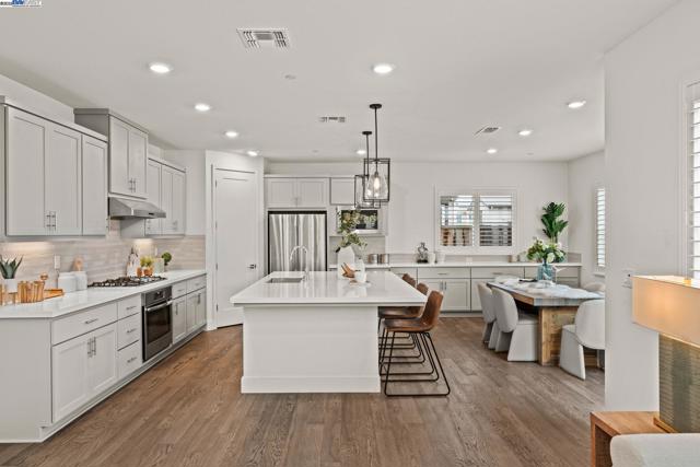 318 Paradiso Ct, San Ramon CA: https://media.crmls.org/mediaz/9dd029eb-f3af-40ac-b658-037e80a34842.jpg
