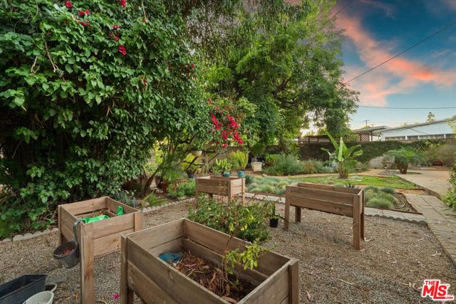 7667 Chisholm Avenue, Van Nuys CA: https://media.crmls.org/mediaz/9dd14896-f87d-4310-958c-9b89e6c2dd1a.jpg