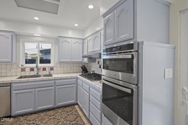 301 Park Road, Ojai CA: https://media.crmls.org/mediaz/9dd21804-9446-410f-af3c-c4c159674469.jpg