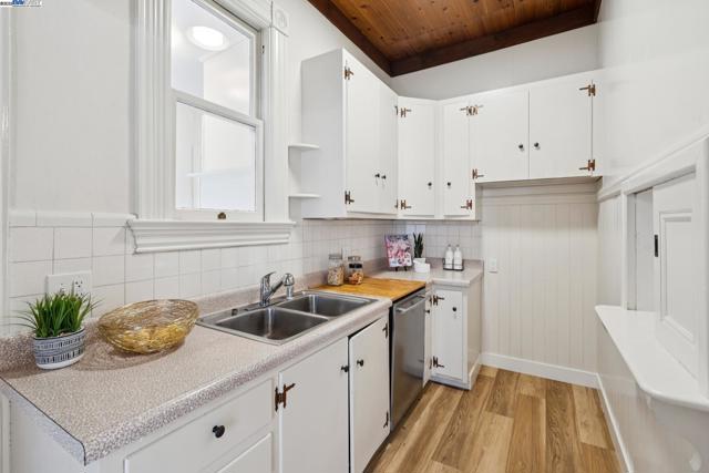 2120 Encinal Ave, Alameda CA: https://media.crmls.org/mediaz/9dd25279-d926-48e7-b46e-10fbf2278662.jpg