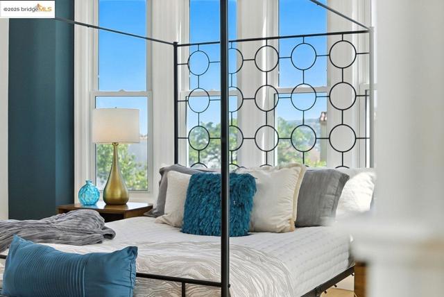 280 Monterey Blvd., San Francisco CA: https://media.crmls.org/mediaz/9dd25cc5-aa76-4f4c-b844-6d9602781ed4.jpg