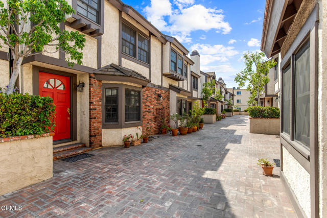 Detail Gallery Image 2 of 13 For 11940 Weddington St #19,  Valley Village,  CA 91607 - 2 Beds | 2/1 Baths