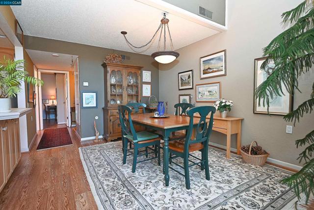 2748 Tice Creek Dr, Walnut Creek CA: https://media.crmls.org/mediaz/9dd27db5-7e34-4258-81ea-209392bb47f9.jpg