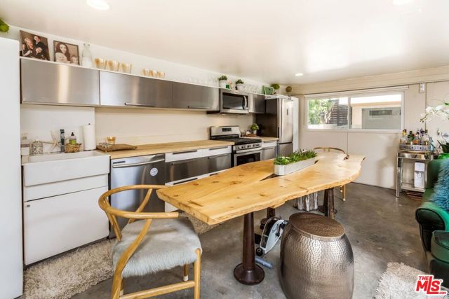 657 Mildred Avenue, Venice CA: https://media.crmls.org/mediaz/9dd33115-3f9f-4aa2-84dd-362f6f77f6c8.jpg
