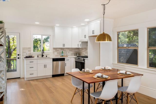 5731 Hermann St, Oakland CA: https://media.crmls.org/mediaz/9dd53575-c887-4bc6-a85b-c1cea9f69efc.jpg