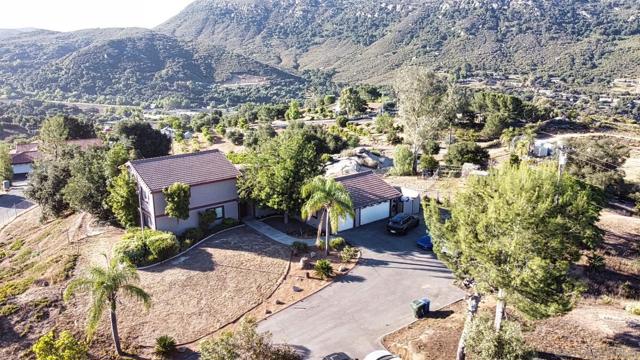 27332 Cool Water Ranch RD, Valley Center CA: https://media.crmls.org/mediaz/9dd56112-7e79-4632-895d-deb14d777040.jpg