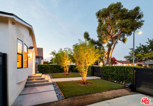 5319 West Boulevard, Los Angeles CA: https://media.crmls.org/mediaz/9dd56b20-3662-4d1d-b315-2260616c1c10.jpg