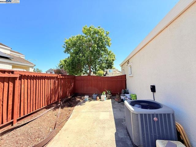 1322 Emerson Dr, Pittsburg CA: https://media.crmls.org/mediaz/9dd73fc5-1d90-4d32-b517-c98249e810c3.jpg