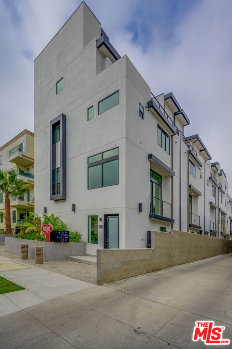 4422 S Riley Drive, Los Angeles CA: https://media.crmls.org/mediaz/9dd7ae2e-721a-43d1-8627-0364882a6609.jpg