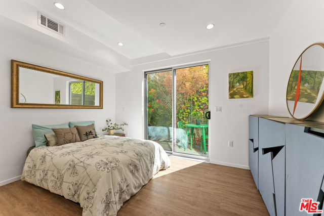 1244 14th Street, Santa Monica CA: https://media.crmls.org/mediaz/9ddad3f3-bcb4-46a3-87c4-9e7cc1447687.jpg