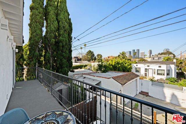 10623 W Olympic Boulevard, Los Angeles CA: https://media.crmls.org/mediaz/9ddad502-1175-4d86-947c-4ac9fbf94df2.jpg